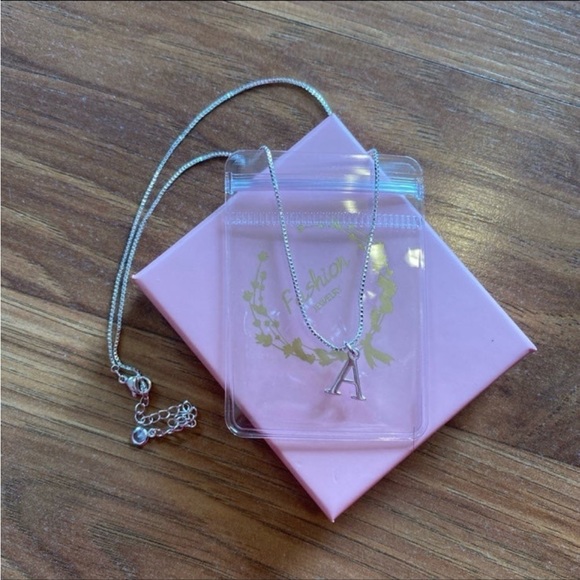 ❗️SOLD❗️Jewelry Travel Case & Necklace Bundle - Picture 5 of 12